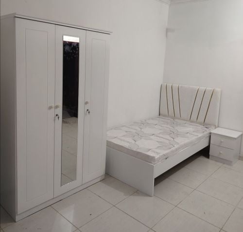 خزانة كبيرة وسرير مزدوج للبيع.