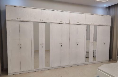 خزانة كبيرة وسرير مزدوج للبيع.