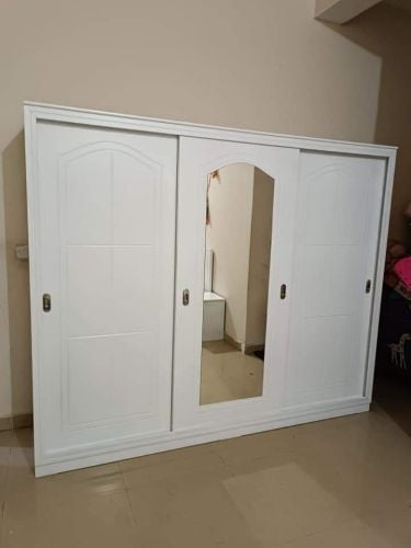 خزانة كبيرة وسرير مزدوج للبيع.