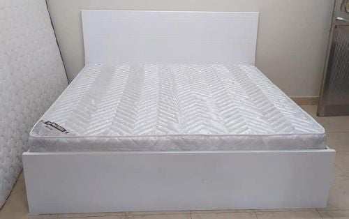 خزانة كبيرة وسرير مزدوج للبيع.