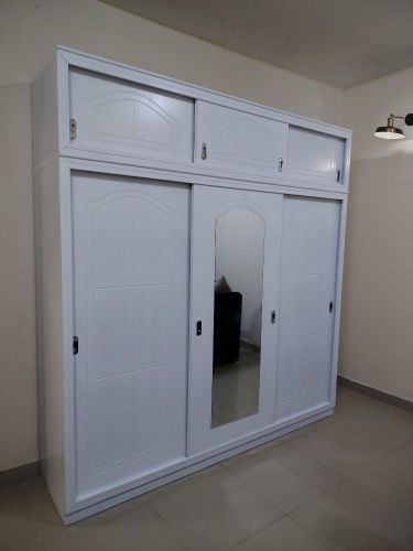 خزانة كبيرة وسرير مزدوج للبيع.