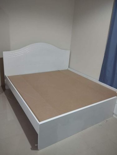 خزانة كبيرة وسرير مزدوج للبيع.