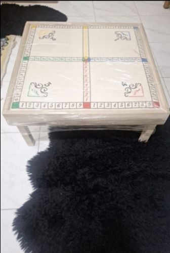 طاولة سجن ارضية