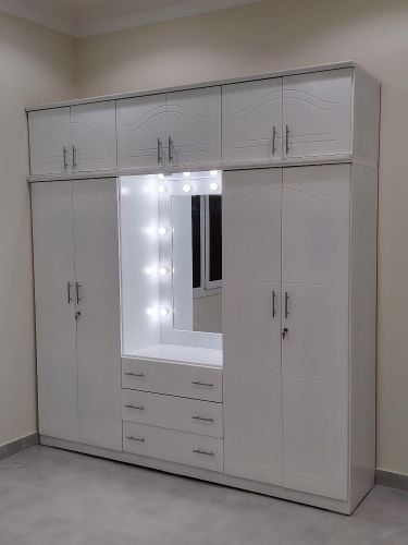 سرير مزدوج وخزانة كبيرة للبيع.