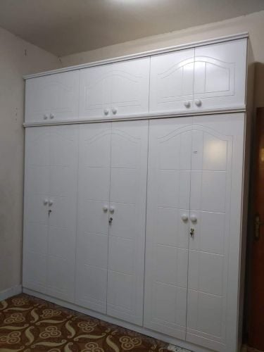 سرير مزدوج وخزانة كبيرة للبيع.