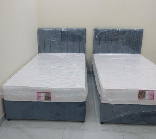 سرير مزدوج وخزانة كبيرة للبيع.