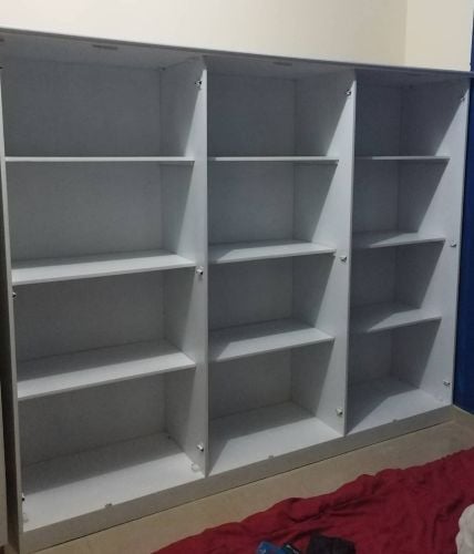 سرير مزدوج وخزانة كبيرة للبيع.