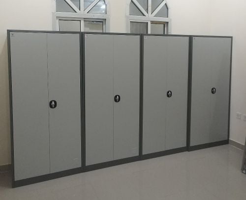 سرير مزدوج وخزانة كبيرة للبيع.