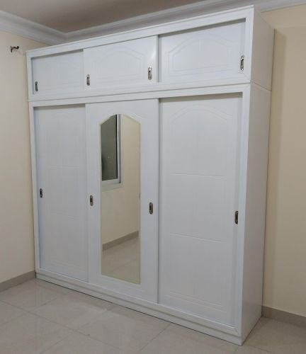 سرير مزدوج وخزانة كبيرة للبيع.