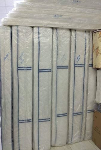 سرير مزدوج وخزانة كبيرة للبيع.