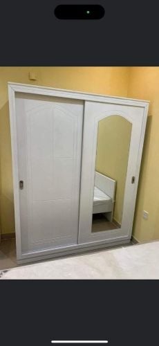 سرير مزدوج وخزانة كبيرة للبيع.