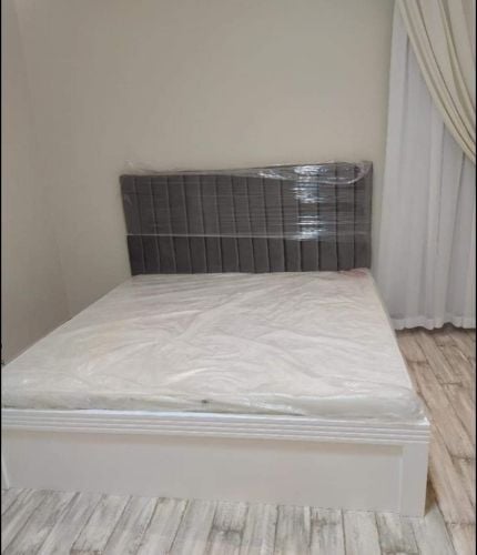 سرير مزدوج وخزانة كبيرة للبيع.