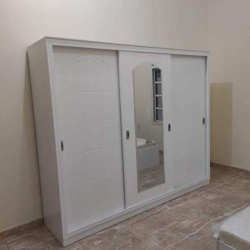 سرير مزدوج وخزانة كبيرة للبيع.