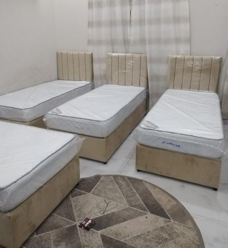 سرير مزدوج وخزانة كبيرة للبيع.