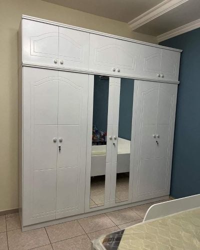 سرير مزدوج وخزانة كبيرة للبيع.