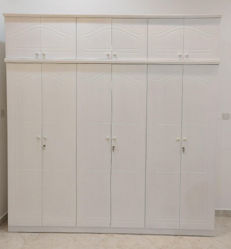 سرير مزدوج وخزانة كبيرة للبيع.