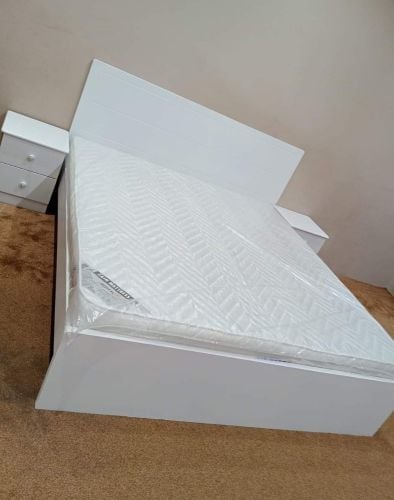 سرير مزدوج وخزانة كبيرة للبيع.