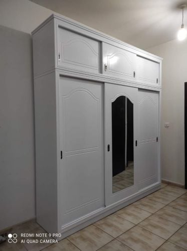 سرير مزدوج وخزانة كبيرة للبيع.