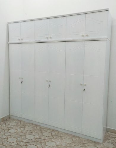 سرير مزدوج وخزانة كبيرة للبيع.