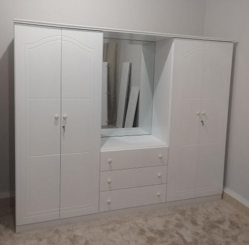 سرير مزدوج وخزانة كبيرة للبيع.