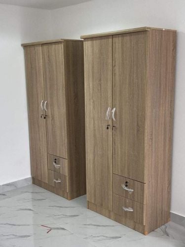 سرير مزدوج وخزانة كبيرة للبيع.