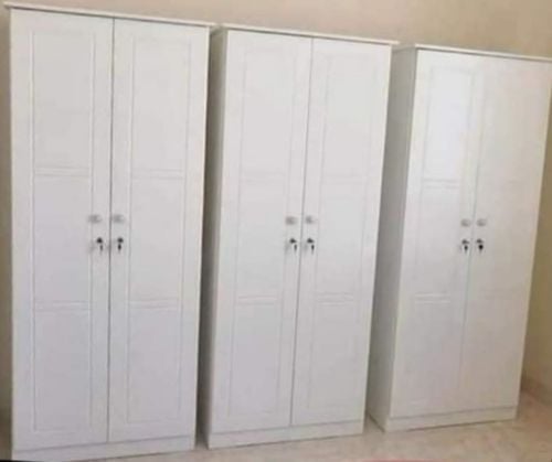 سرير مزدوج وخزانة كبيرة للبيع.