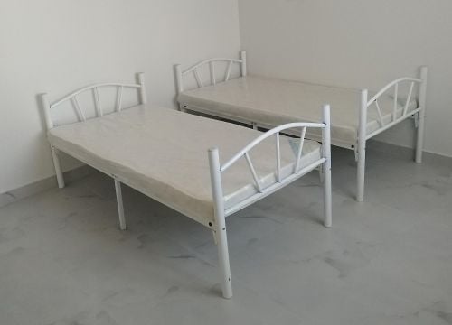 سرير مزدوج وخزانة كبيرة للبيع.