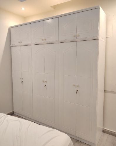 خزانة كبيرة وسرير مزدوج للبيع.