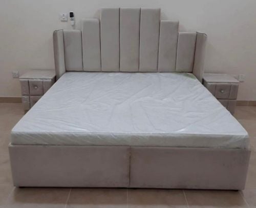 خزانة كبيرة وسرير مزدوج للبيع.