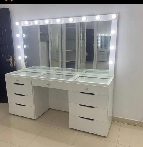 بيع وتصنيع طاولة الزينة.