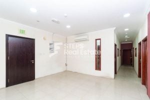 مكتب واسع للإيجار في بن محمود