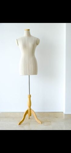 مانيكانات نسائي نصف