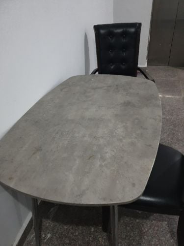 طاوله لاربع اشخاص مع كرسيين