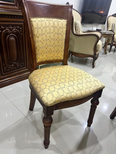 طاولة طعام مع 8 كراسي