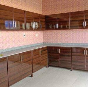 باب ألومنيوم وخزانة مطبخ