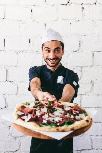 طباخين تخصص بيتزا من المغرب