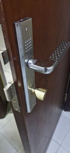 نجار أبواب واقفال