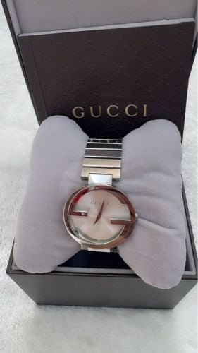 ساعة يد من جوتشي