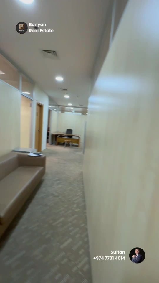 مكتب مفروش بالوست بأطلاله بحر