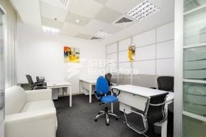 مركز أعمال واسع مطل على المدينة