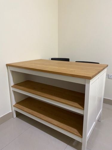 طاولة تستخدم للمطبخ