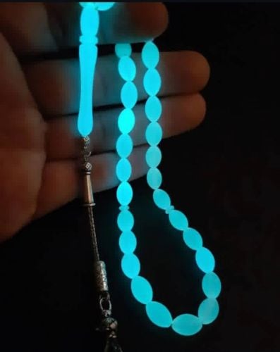 سبحة من الأحجار الكريمة التي تضيء