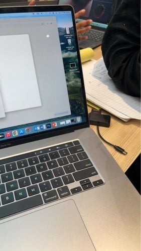 لابتوب ابل ماك بوك ١٦"