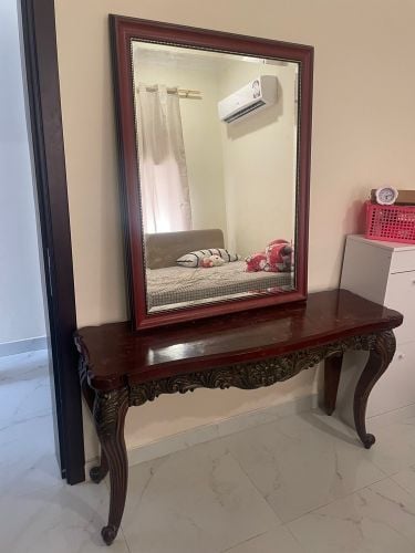 طاولة و مراية 