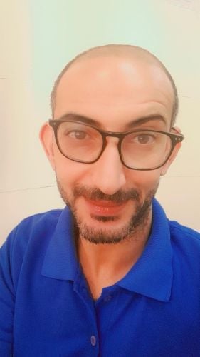 أيمن