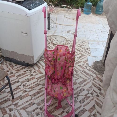 عربة أطفال لصعود علي الطائرة