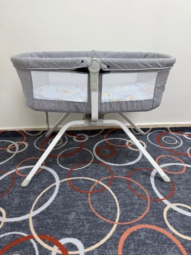 سرير للمواليد الجدد