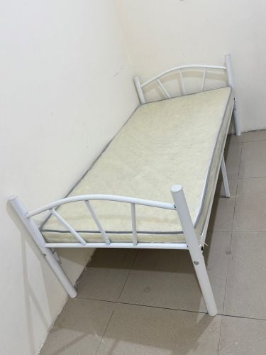 سرير مفرد مع مراتب