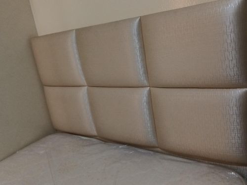 سرير طبي مع الفرش بحاله ممتازة.