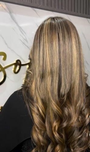 خبيرات تجميل من باكستان يبحثن عمل